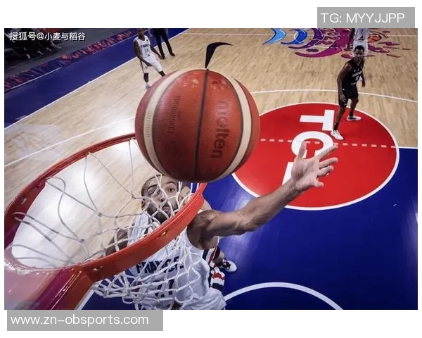 前爵士双煞戈贝尔米切尔赛场趣味互动赌现金引发球迷热议